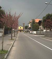 Via E.Toti, sullo sfondo la Madonna in Campagna