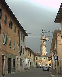 Via Garibaldi, sullo sfondo il vecchio municipio e la torre Lampugnani